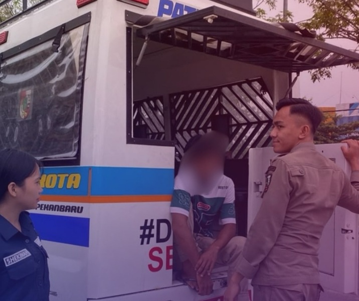 Petugas Satpol PP dan Dinsos saat mengankan "Pak Ogah". Foto: Istimewa.