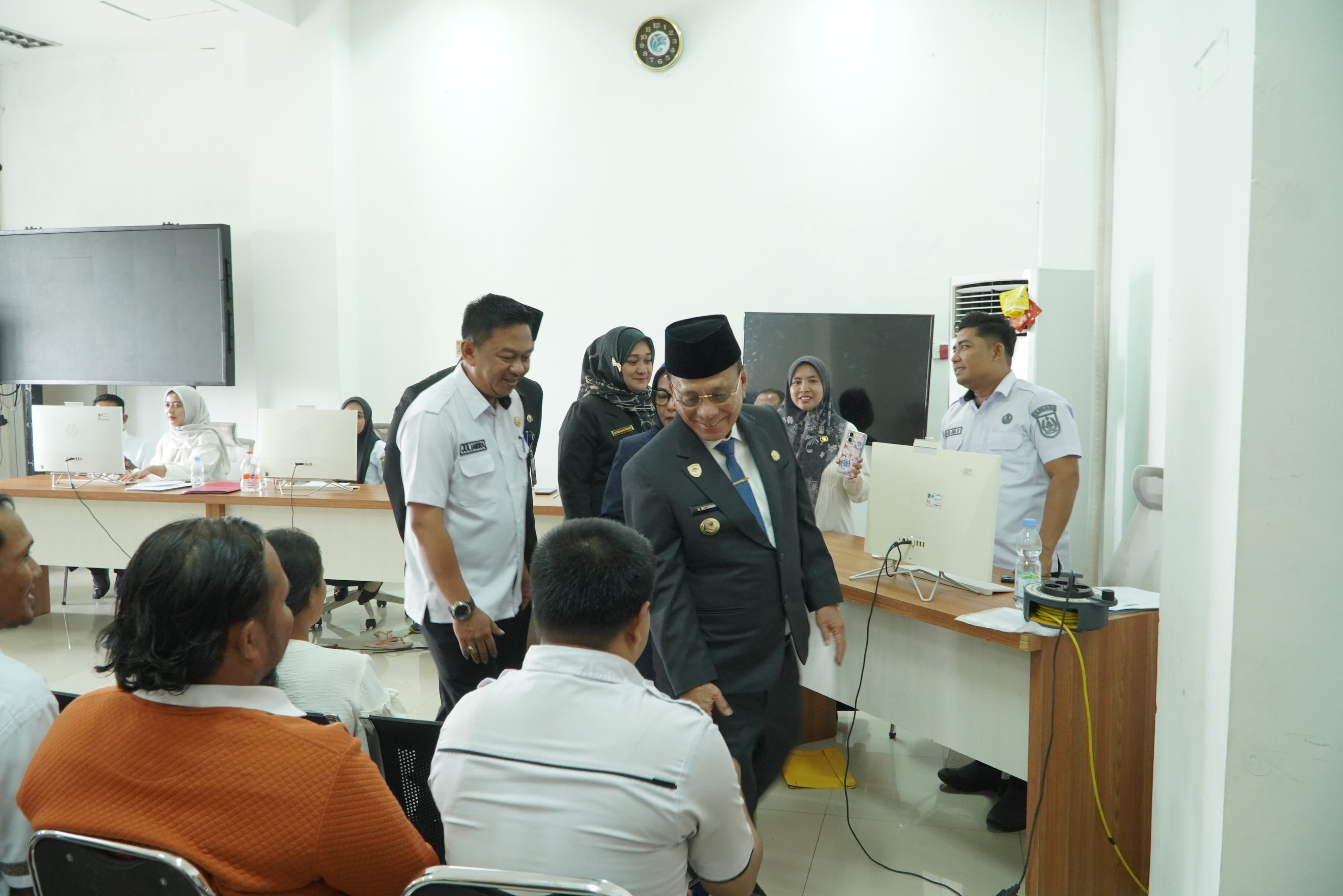 Bupati Rohil Bistamam Tinjau Perekaman TTE