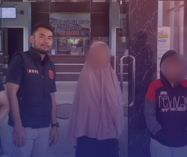 Petugas Dinsos didampingi Satpol PP Pekanbaru saat mengantarkan ODGJ ke RSJ Tampan. Foto: Istimewa.