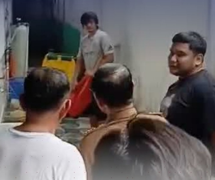 DLHK Pekanbaru bersama lurah setempat saat menegur pemilik usaha catering. Foto: Istimewa.