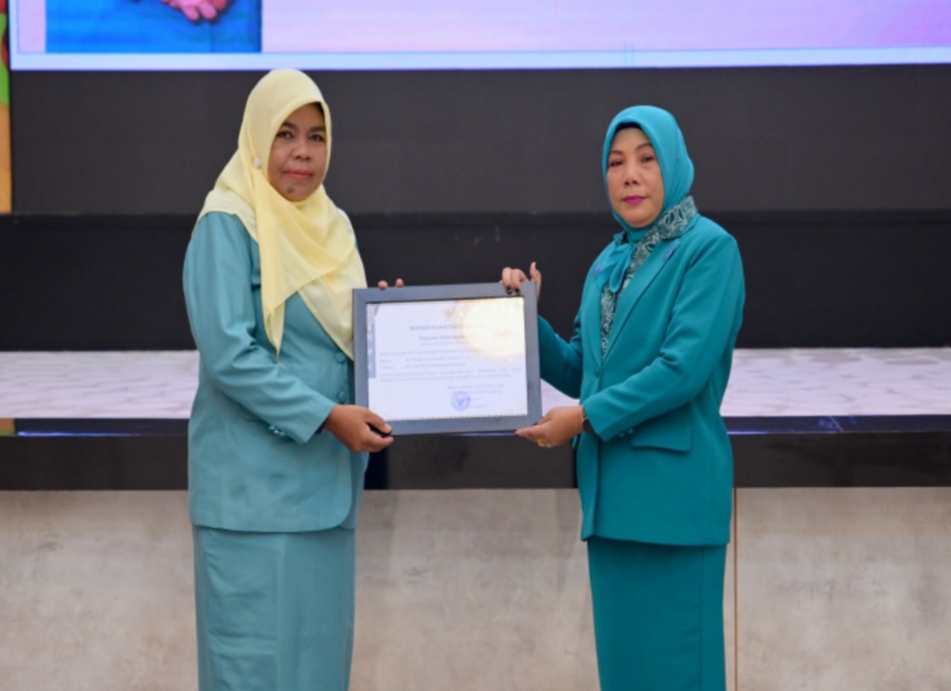 Penyerahan Penghargaan Porseni IGTKI PGRI Riau