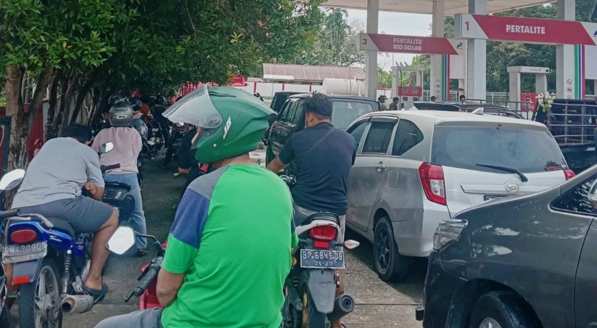 Kesulitan Dapatkan BBM Pertalite, Warga Rela Ngantri, Untuk Pelosok Desa Dipertanyakan