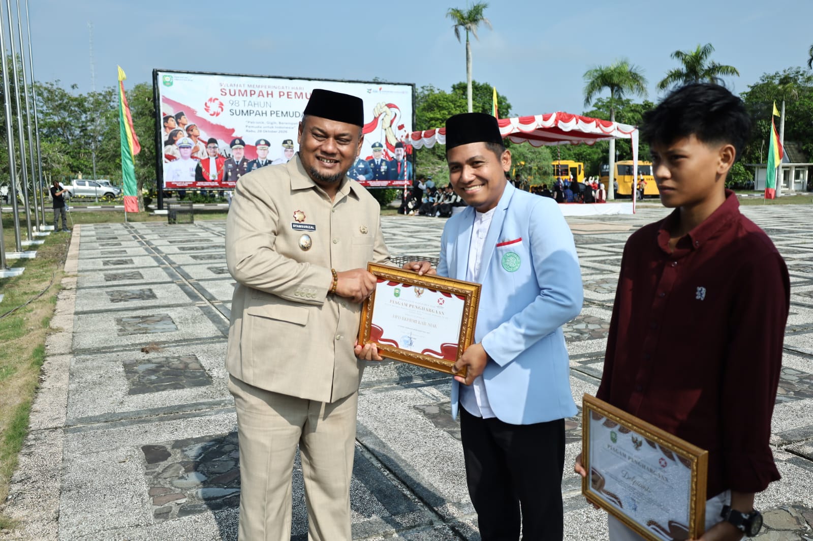 Penyerahan penghargaan kepada pengurus DPD BKPRMI Siak
